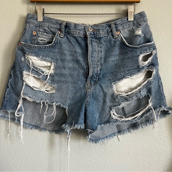 Free People | We The Free Distressed Button Fly Denim Shorts. Size 30. - Picture 2 of 6